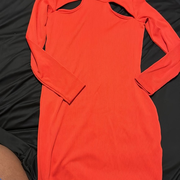 Dress with peek a boo collar bone - Picture 3 of 3